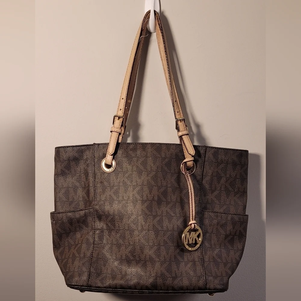 C - Michael Kors Jet Set brown monogram Vegan leather handbag - Picture 1 of 14